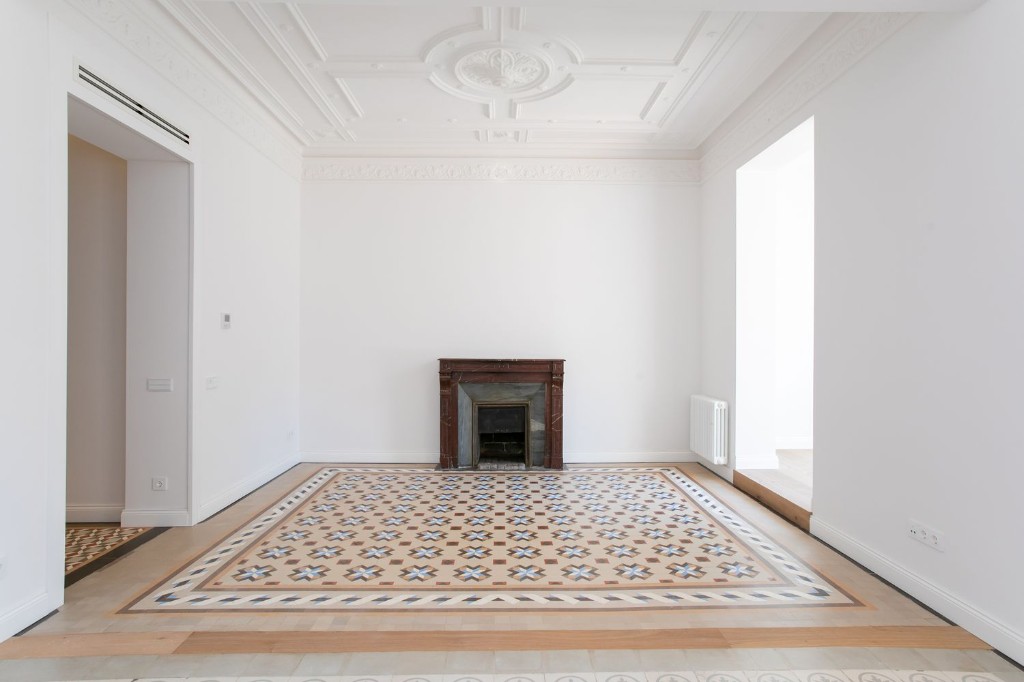 Salón con chimenea en piso modernista del Eixample, Barcelona