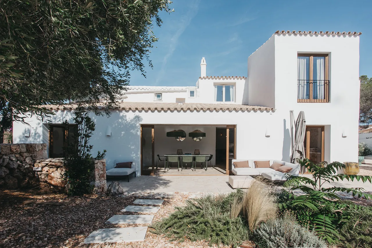 Casa menorquina con olivo y porche