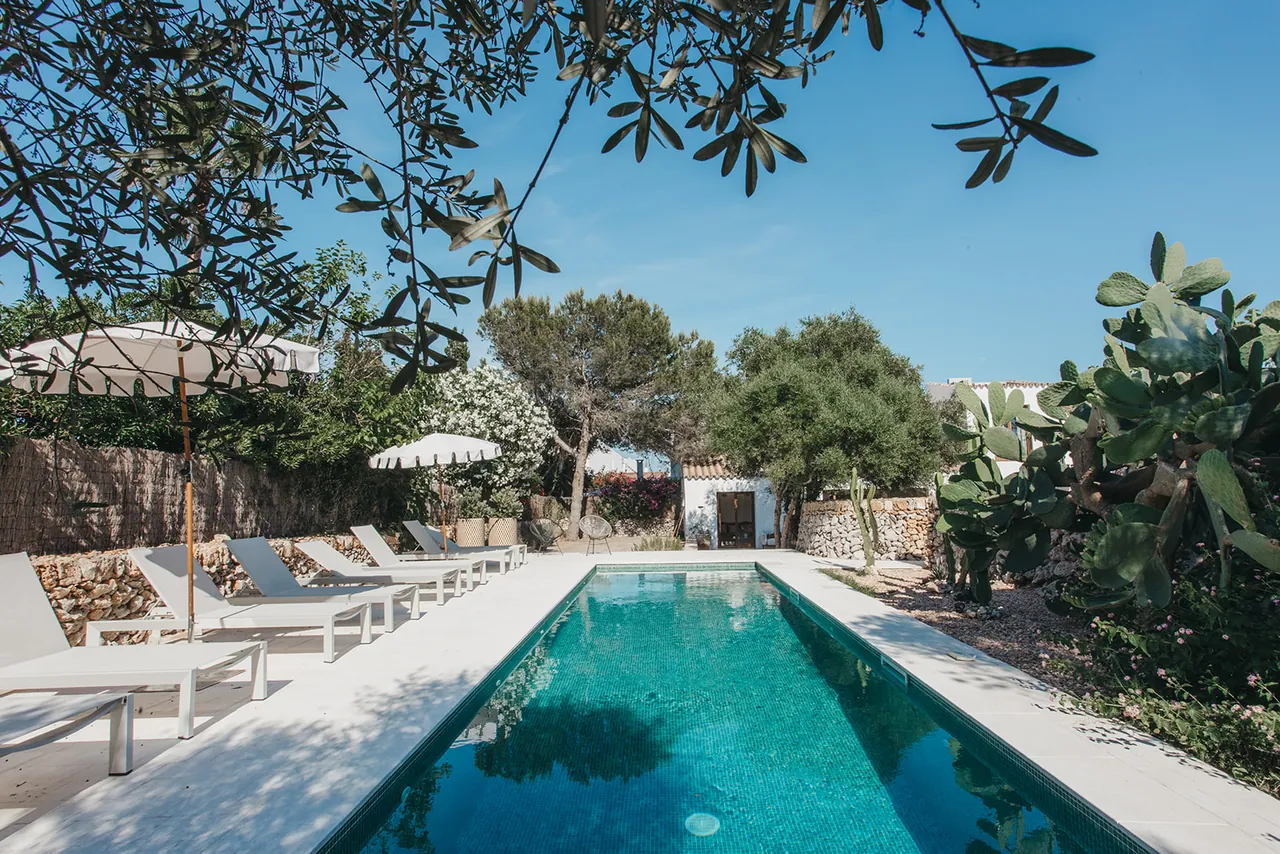 Piscina entre olivos en una propiedad de Menorca
