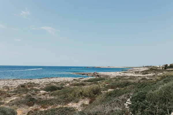Costa rocosa y mar abierto en Binibeca, Sant Lluís, Menorca