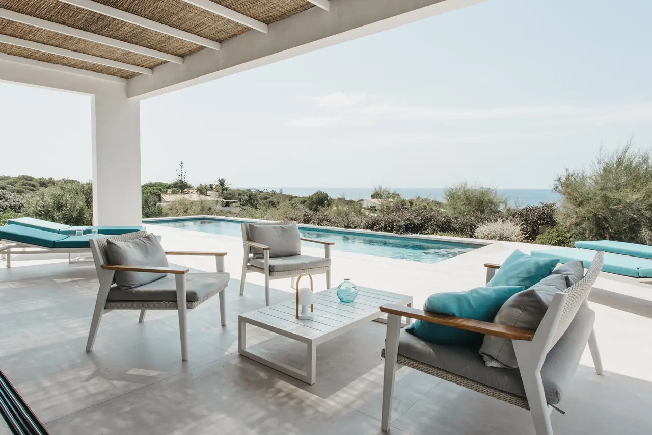 Terraza con piscina y vistas al mar en Sant Lluís, Menorca