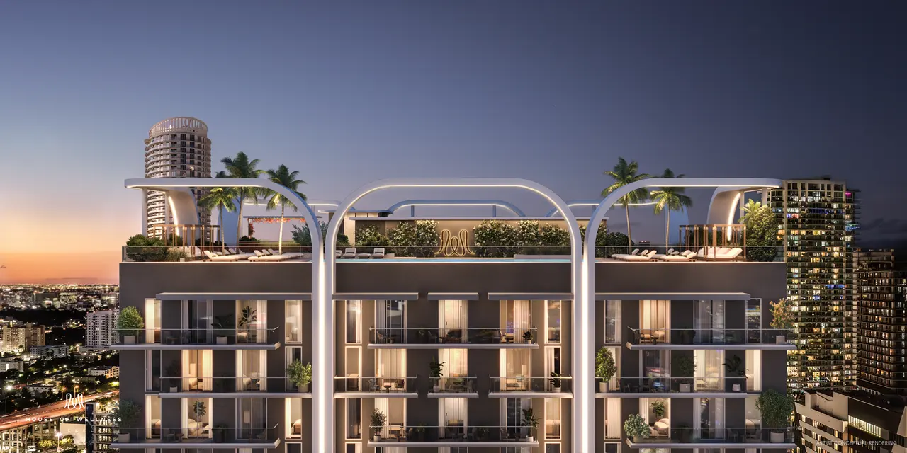 Piscina exterior de House of Wellness al atardecer